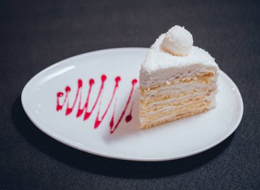 Wihte plaka üzerinde kremalı tatlı