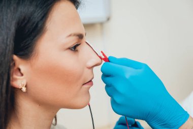 Hasta sinirleri elektromiyografi ile test ediliyor. Tıbbi muayene. EMG