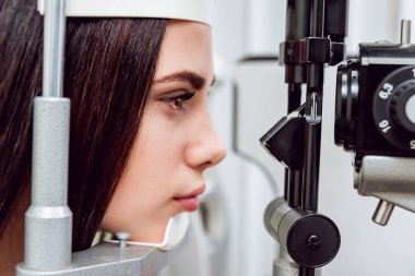 Lamba muayene kesti. Biomicroscopy anterior göz parçasının. Temel göz muayenesinde. Kontakt lensler Check-up.