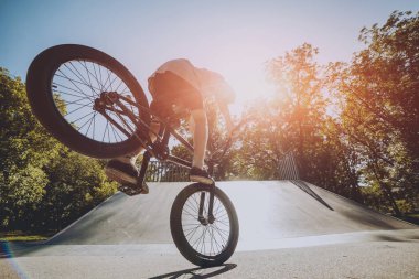 Genç Bmx sürücüsü hileci vasıl skatepark gerçekleştirme.