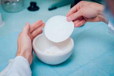 Laboratuvar çalışmalarında bilim teknisyeni. Tıbbi geçmişi