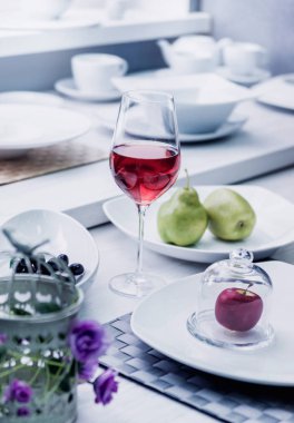 Hizmet ve dekore edilmiş tablo beyaz sofra ile