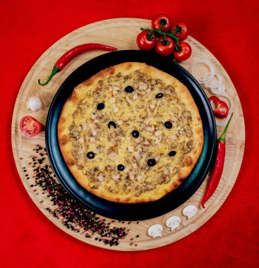 Siyah plaka üzerinde büyük sıcak pizza. Restoran.