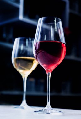 Beyaz masa, seçici odak şarap gözlük