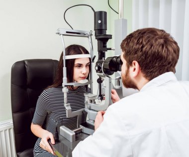 Lamba muayene kesti. Biomicroscopy anterior göz parçasının. Temel göz muayenesinde. Kontakt lensler Check-up.