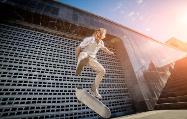 Pratik ve sokaklarda atlama kaykaycı