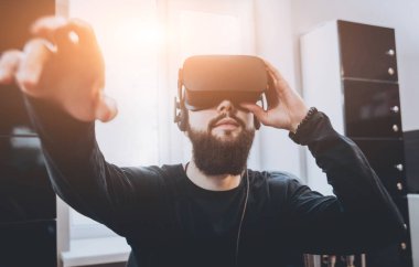 Sanal gerçeklik giyen genç adam ofiste gözlükler.