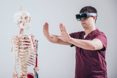 Doktor insan iskeletini incelemek için artırılmış gerçeklik gözlüğü kullanıyor.