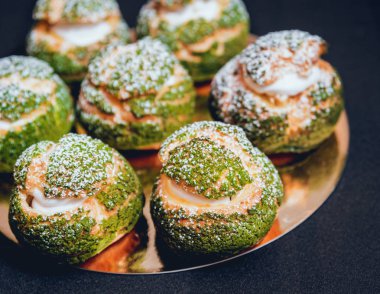 Plaka üzerinde yeşil sır profiterol