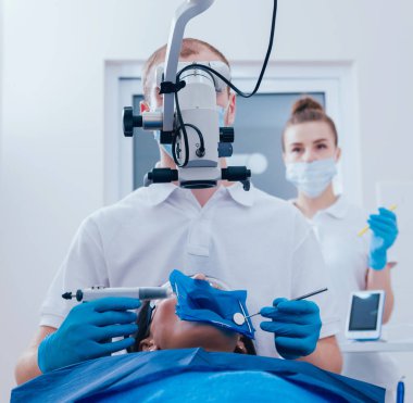 Endodontik tedavi sırasında obturation kök kanal. Modern teknoloji