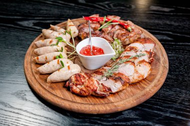 Et soslu bir tabağa dilimlenmiş