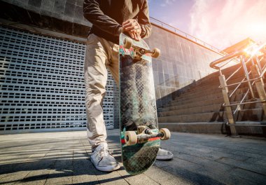 Pratik ve sokaklarda atlama kaykaycı