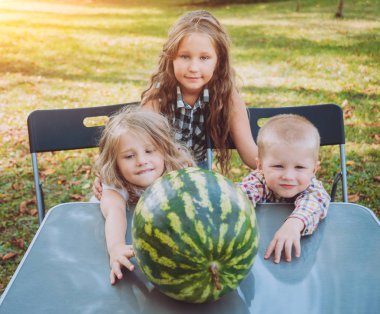 Yeşil Yaz parkta karpuz yeme çocuklu büyük aile