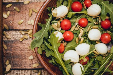 Küçük domates ve mozzarella ile yapraklı sebze salatası