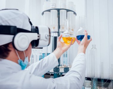 Farklı ekipman ile laboratuvar çalışmalarında bilim teknisyeni