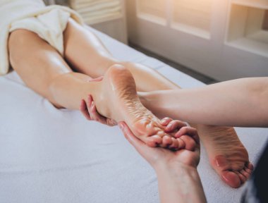 Kırpılmış görüntü kadının Spa'da rahatlatıcı. Ayak masajı.