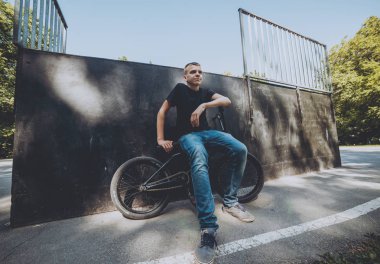 Genç Bmx sürücüsü hileci vasıl skatepark gerçekleştirme.