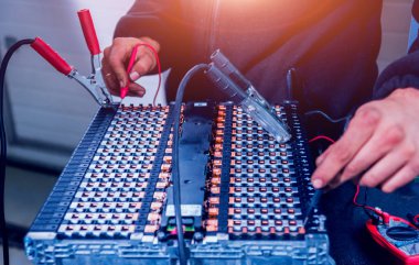 Elecric motorlu pilleri şarj. Pil bir elektrikli araç motorunun sökülmesi. Araba Servisi