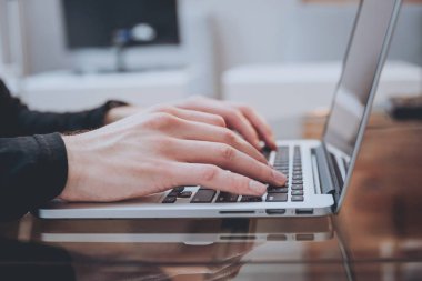  ofiste dizüstü bilgisayar üzerinde çalışan iş adamı