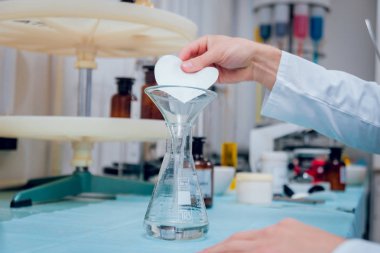 Farklı ekipman ile laboratuvar çalışmalarında bilim teknisyeni