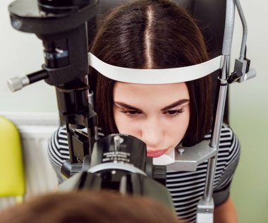 Lamba muayene kesti. Biomicroscopy anterior göz parçasının. Temel göz muayenesinde. Kontakt lensler Check-up.