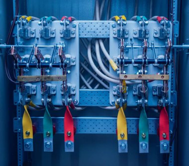 Kablolar ve elektrik kutusuna geçer. Sigortalar ve Kontaktörler elektrik paneli.