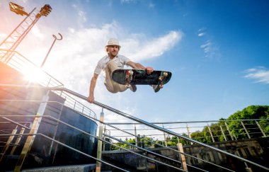 Pratik ve sokaklarda atlama kaykaycı