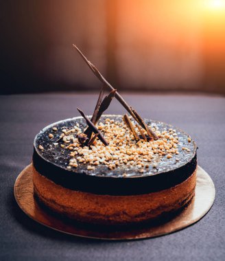 Çikolatalı kek koyu arka plan, portre, selectife odak