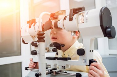 Synoptophore. Şaşılık Tedavisi. Şaşı testi. Orthoptics. Doktor şaşılık muayenesi gerçekleştirir.