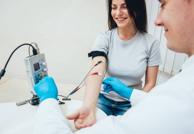 Hasta sinirleri elektromiyografi ile test ediliyor. Tıbbi muayene. EMG
