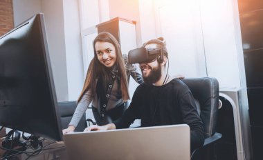 Vr gözlük test ve having fun kadın yaratıcı Ofis çalışanları ile genç adam