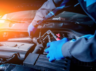 Kızılötesi Lazer termometre elinde. Araba Servisi motor sıcaklık ölçüm