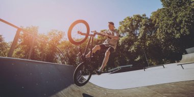 Genç Bmx sürücüsü hileci vasıl skatepark gerçekleştirme.