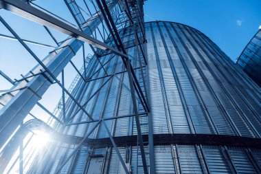 Modern silolar Tahıl hasat depolamak için. Tarım. Düşük açılı.