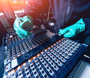 Elecric motorlu pilleri şarj. Pil bir elektrikli araç motorunun sökülmesi. Araba Servisi