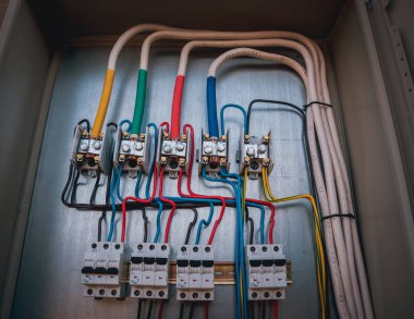 Elektrik donatımı ayrıntıları. Cabels, kontrol panelleri.