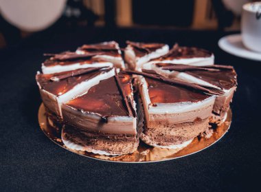 Çikolatalı kek koyu arka plan, portre, selectife odak