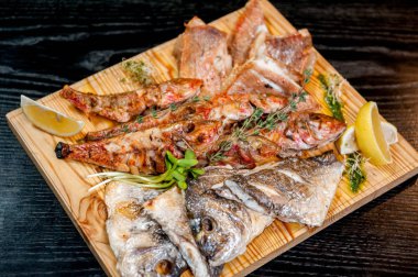 bir ahşap tahta üzerinde kızarmış balık