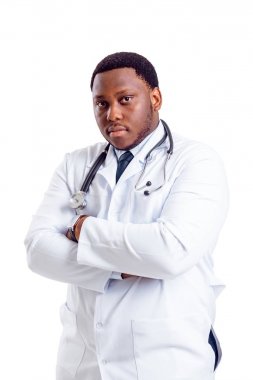 Afrika kökenli Amerikalı doktor stetoskop, üzerinde beyaz izole ile poz