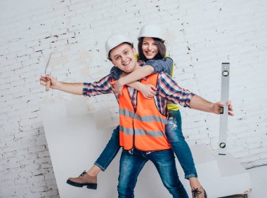 Mutlu çift yapma evlerine onarır. Ev yenileme.