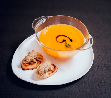 Kabak ve havuç krem çorbası ve maydanoz