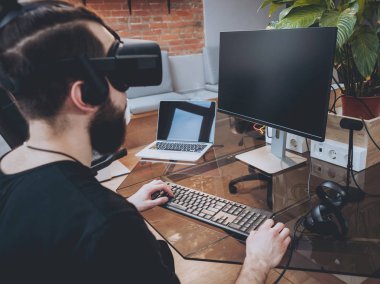 Ofiste sanal gerçeklik kulaklık giyen adam genç sakallı