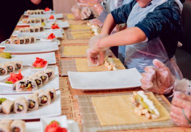 Çocuklar suşi ve rulo hazır olun. -Ustalık restoranda.