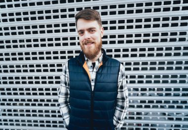 Yakışıklı adam açık havada kameraya poz rahat kıyafetler içinde sakallı