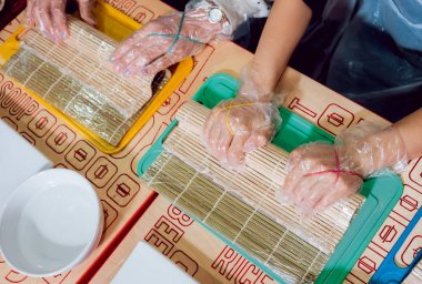 Çocuklar suşi ve rulo hazır olun. -Ustalık restoranda.