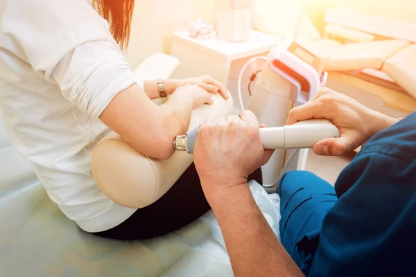 Sistema Terapia Magnética Paciente Con Médico Consultorio Médico — Foto de Stock