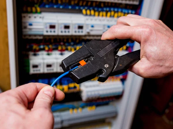 自動スイッチ電圧配電盤の修理 — ストック写真