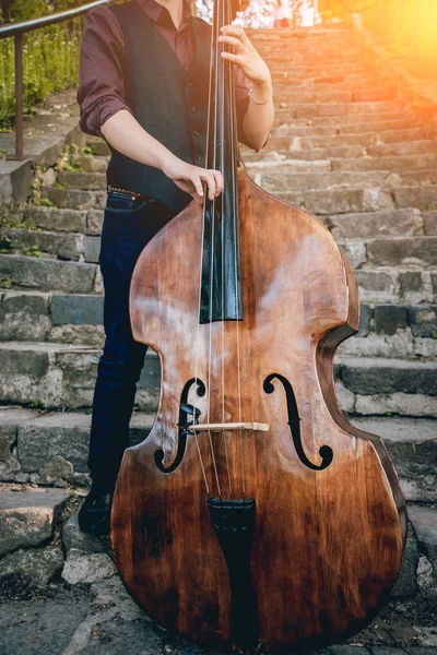 Abgeschnittenes Bild Eines Musikers Der Auf Der Straße Kontrabass Spielt — Stockfoto