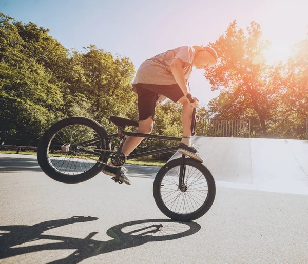 Genç Bmx sürücüsü hileci vasıl skatepark gerçekleştirme.