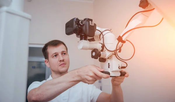 Medico Microscopio Con Macchina Fotografica Nello Studio Dentistico — Foto Stock